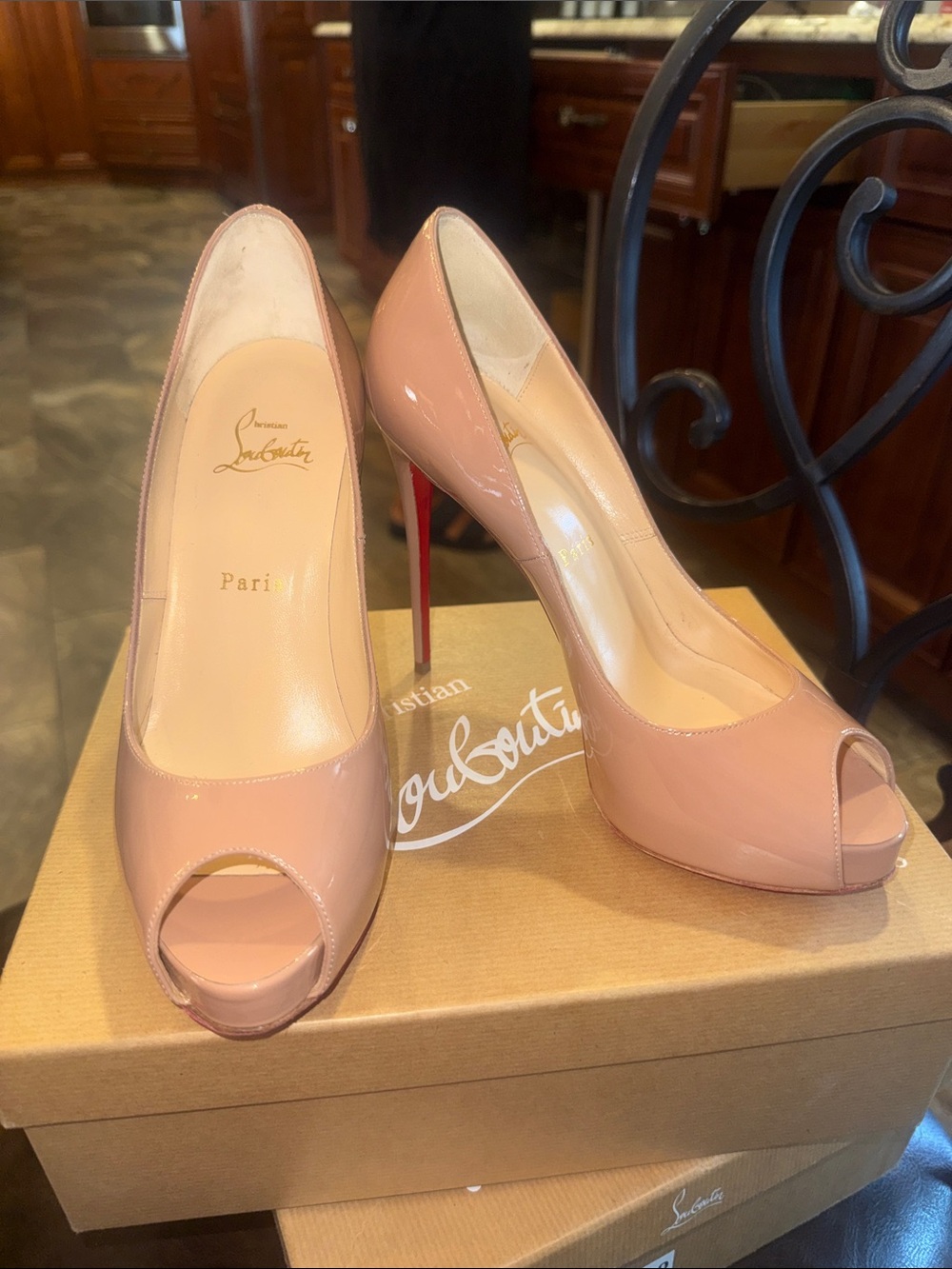 Christian Louboutin New Very Prive Patent beige Peep-Toe Pumps with Red Sole